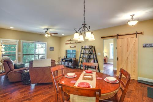 Rustic Retreat in Cadiz On Lake Barkleyにあるシーティングエリア
