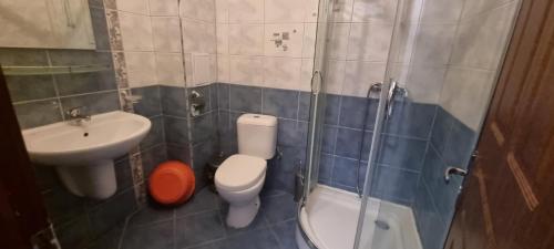 un piccolo bagno con servizi igienici e lavandino di Family apartment "Sunny House" a Nesebar