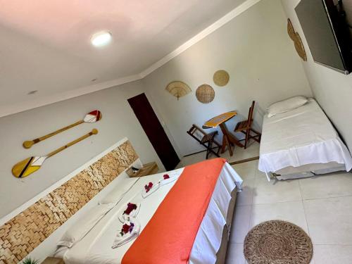 mały pokój z łóżkiem i stołem w obiekcie Pousada Bela Praia w mieście Jericoacoara