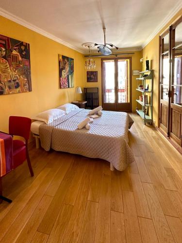 a bedroom with a large bed and a wooden floor at Lumières à Collioure in Collioure