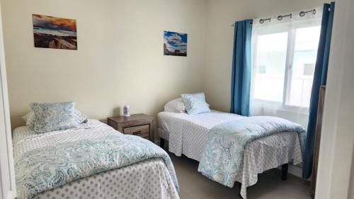 ルーシーにあるOceanAire Crest @ Oceanpointeのベッドルーム1室(ベッド2台、窓付)