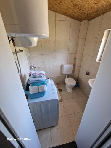 ein kleines Bad mit WC und Waschbecken in der Unterkunft Stefan in Nikšić