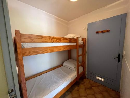 Poschodová posteľ alebo postele v izbe v ubytovaní Mon oranger