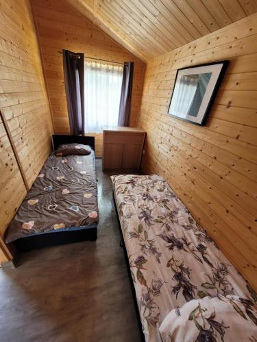 シフィノウイシチェにあるDomki letniskowe Swinoujscieの空き部屋 キャビン内のベッド2台付