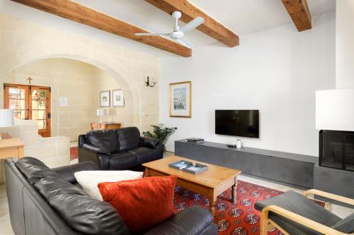 Télévision ou salle de divertissement dans l'établissement Dar ta' Censina Villa with Private Pool