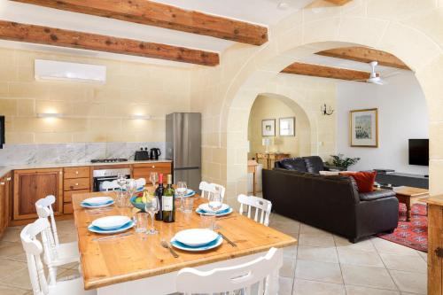 Cuisine ou kitchenette dans l'établissement Dar ta' Censina Villa with Private Pool