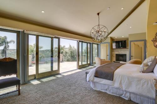 - une chambre avec un grand lit et un lustre dans l'établissement Vista Home with Private Pool and Expansive Views!, à Vista