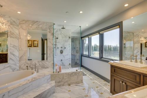 een badkamer met een bad, een douche en een wastafel bij Vista Home with Private Pool and Expansive Views! in Vista