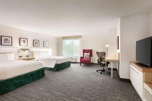ein Hotelzimmer mit 2 Betten und einem Flachbild-TV in der Unterkunft Hilton Garden Inn Bridgewater in Bridgewater
