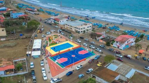 una vista aérea de una playa con una cancha de baloncesto en Relic's mini Resort, en Puerto Cayo