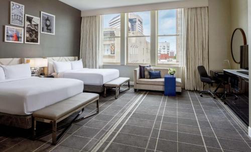 リッチモンドにあるHilton Richmond Downtownのベッド2台とデスクが備わるホテルルームです。