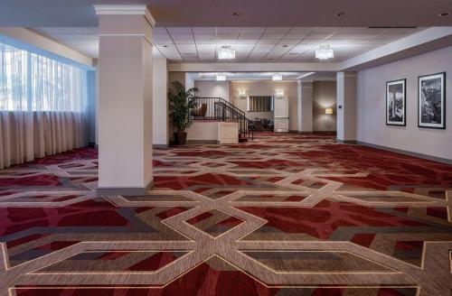 a lobby with a carpet with a geometric design on it at Hilton Richmond Downtown in Richmond