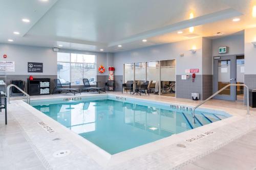 - une grande piscine d'eau bleue dans un bâtiment dans l'établissement Hilton Garden Inn Sudbury, Ontario, Canada, à Sudbury