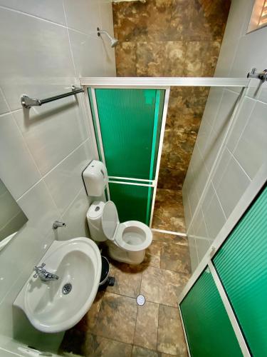 ブカラマンガにあるHOTEL DIAMOND BGAのトイレと洗面台付きのバスルーム