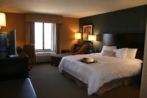Un pat sau paturi într-o cameră la Hampton Inn and Suites Barstow