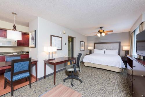 Ένα ή περισσότερα κρεβάτια σε δωμάτιο στο Homewood Suites by Hilton Bloomington