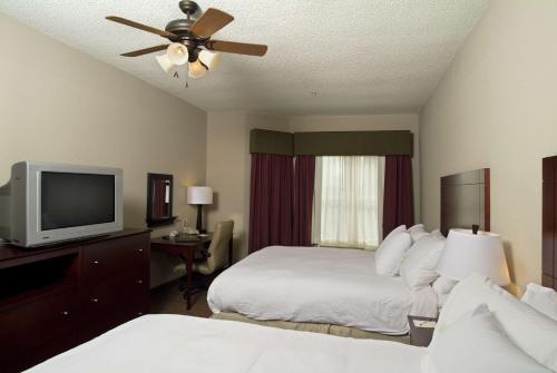 Ένα ή περισσότερα κρεβάτια σε δωμάτιο στο Homewood Suites by Hilton Bloomington