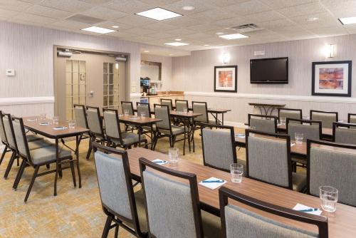 Μια τηλεόραση ή/και κέντρο ψυχαγωγίας στο Homewood Suites by Hilton Bloomington