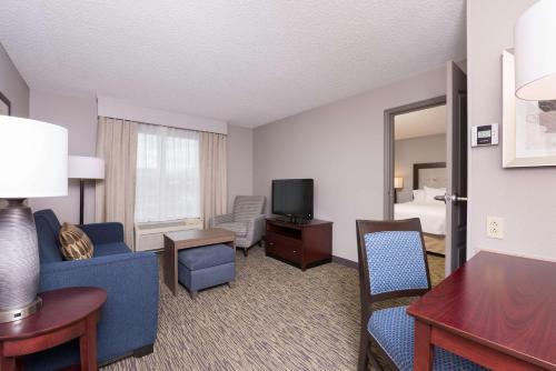 Μια τηλεόραση ή/και κέντρο ψυχαγωγίας στο Homewood Suites by Hilton Bloomington