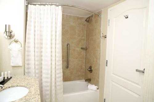 Ένα μπάνιο στο Embassy Suites Nashville - at Vanderbilt