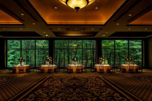 a set of tables in a room with large windows at Hilton Garden Inn New York/Staten Island in Staten Island