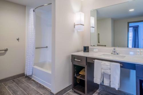 y baño con lavabo, ducha y bañera. en Homewood Suites by Hilton Philadelphia Plymouth Meeting, en Plymouth Meeting