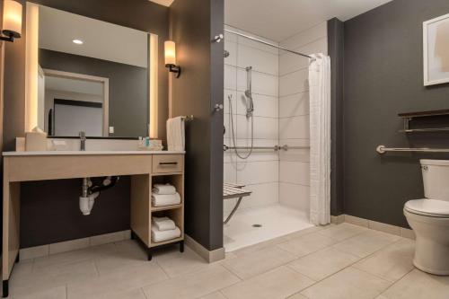 貝爾蒙特的住宿－Homewood Suites By Hilton Belmont，一间带水槽和淋浴的浴室