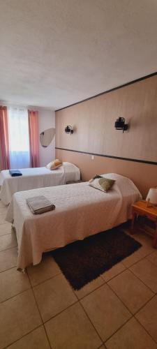 une chambre d'hôtel avec deux lits dans une chambre dans l'établissement A CASA DI ROSA, à Serra-di-Ferro