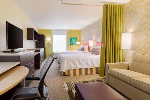 Habitación de hotel con cama y escritorio en Home2 Suites By Hilton Youngstown en Youngstown