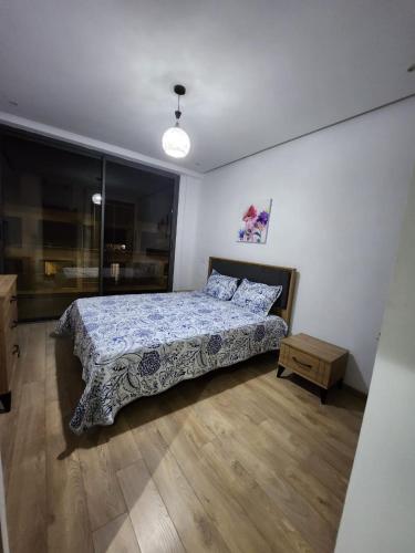 Crystalimmo في أغادير: غرفة نوم بسرير لحاف ازرق وبيض