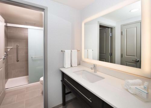 y baño con lavabo y espejo. en Homewood Suites By Hilton North Charleston, en Charleston