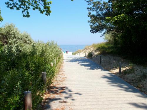 a path on a beach with the ocean in the background at Strandhotel Heringsdorf in Heringsdorf