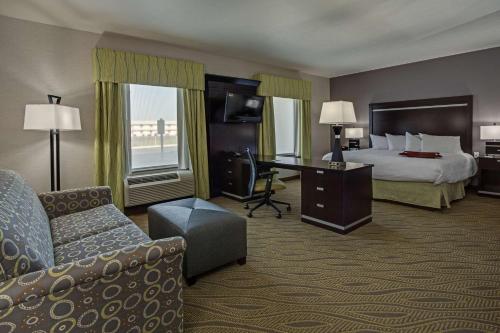 Habitación de hotel con cama y escritorio en Hampton Inn & Suites - Elyria en Elyria
