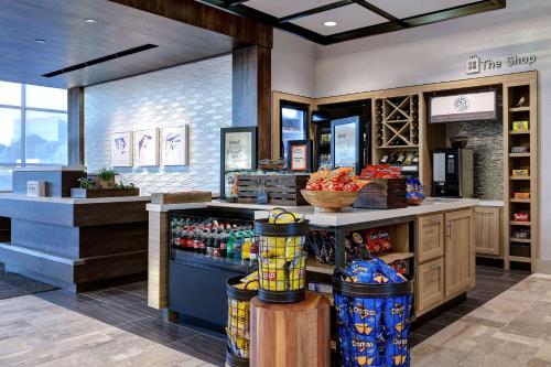 a grocery store with a counter with food and drinks at Hilton Garden Inn Cedar Rapids in Cedar Rapids