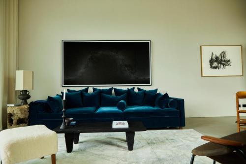 a blue couch in a living room with a table at Stadtflucht Loft 5.2.2 in Berlin