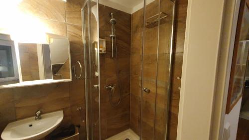 y baño con ducha y lavamanos. en GreyGreen Residence I - Privates Bad, Gemeinschaftsküche und Aufenthaltsbereich, en Sehnde