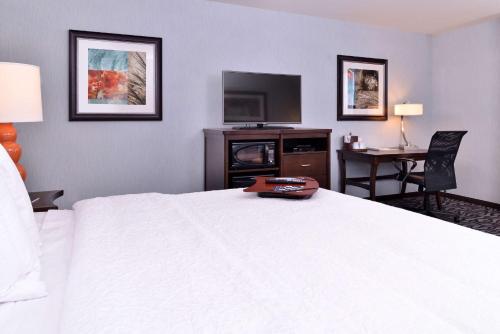 Hampton Inn Potsdamにあるテレビまたはエンターテインメントセンター