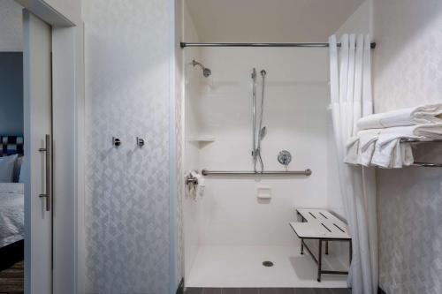 biała łazienka z prysznicem i łóżkiem w obiekcie Hampton Inn & Suites Herndon-Reston w mieście Herndon