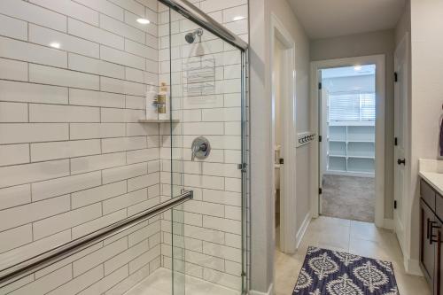 La salle de bains est pourvue d'une douche avec une porte en verre. dans l'établissement Parkville Vacation Rental Near Creekside Complex!, à Lansing