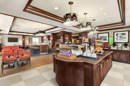 a lobby with a bar and a restaurant at Hampton Inn Dulles/Cascades in Sterling