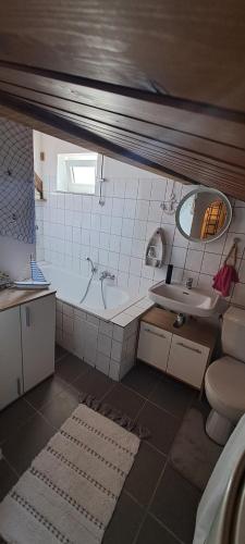 y baño con bañera y lavamanos. en L'attrape rêve en Drusenheim
