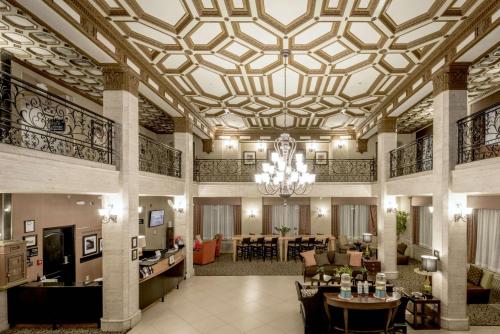 un vestíbulo de un hotel con una lámpara de araña en Hampton Inn & Suites Montgomery-Downtown en Montgomery