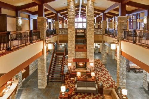 Ein Sitzbereich in der Unterkunft DoubleTree Fallsview Resort & Spa by Hilton - Niagara Falls
