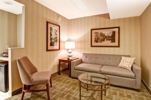 Ein Sitzbereich in der Unterkunft DoubleTree Fallsview Resort & Spa by Hilton - Niagara Falls