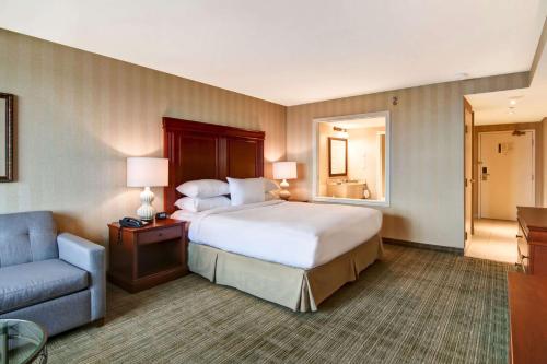 Ein Bett oder Betten in einem Zimmer der Unterkunft DoubleTree Fallsview Resort & Spa by Hilton - Niagara Falls