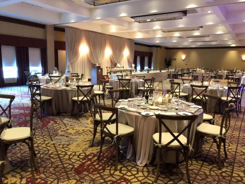 Ein Restaurant oder anderes Speiselokal in der Unterkunft DoubleTree Fallsview Resort & Spa by Hilton - Niagara Falls 
