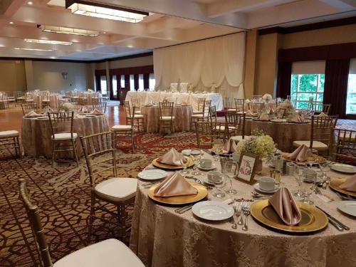 Ein Restaurant oder anderes Speiselokal in der Unterkunft DoubleTree Fallsview Resort & Spa by Hilton - Niagara Falls 