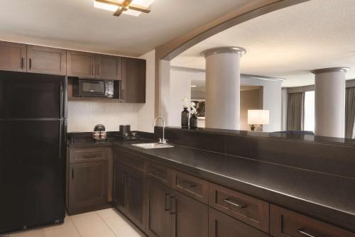 Cuisine ou kitchenette dans l'établissement Embassy Suites by Hilton Atlanta at Centennial Olympic Park