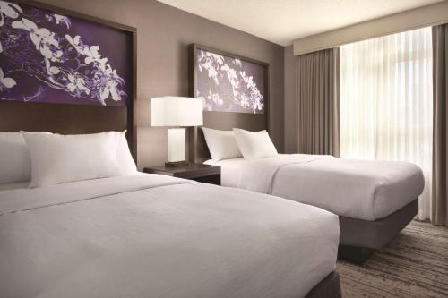 pokój hotelowy z 2 łóżkami i oknem w obiekcie Embassy Suites by Hilton Atlanta at Centennial Olympic Park w Atlancie