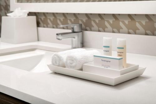 łazienka z umywalką i zestawem kosmetyków na ladzie w obiekcie Home2 Suites By Hilton Marysville w mieście Marysville